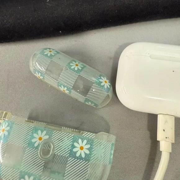 Apple air pro White Wireless Earbuds - Picture 4 of 5